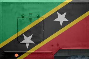helgon kitts och nevis flagga avbildad på sida del av militär armerad lastbil närbild. armén krafter konceptuell bakgrund foto