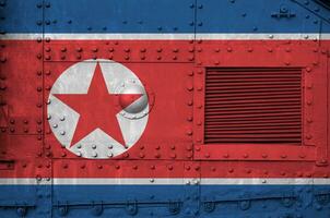 norr korea flagga avbildad på sida del av militär armerad tank närbild. armén krafter konceptuell bakgrund foto