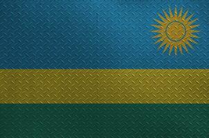 rwanda flagga avbildad i måla färger på gammal borstat metall tallrik eller vägg närbild. texturerad baner på grov bakgrund foto