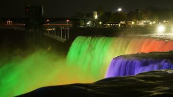 de skön niagara vattenfall landskap med de färgrik lampor på på natt foto