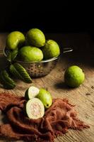 guava frukter träbord