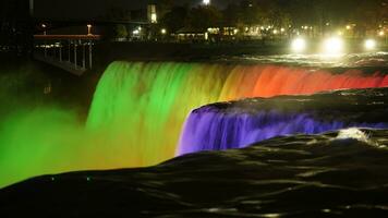 de skön niagara vattenfall landskap med de färgrik lampor på på natt foto