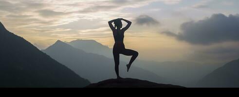 ai genererad silhuett av en kvinna praktiserande yoga i de topp med berg bakgrund. ai genererad foto