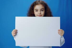 ai genererad söt liten flicka innehav tom vit ark av papper i henne händer foto