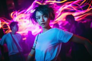 ai genererad porträtt av ung skön asiatisk kvinna dans i natt klubb. foto