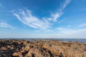 gula revet och havet under den blå himlen foto