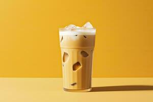 ai genererad iced latte på gul bakgrund. ai genererad foto