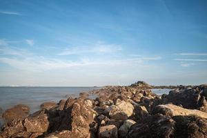 havsvatten och rev vid havet under den blå himlen foto