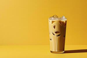 ai genererad iced latte på gul bakgrund. ai genererad foto