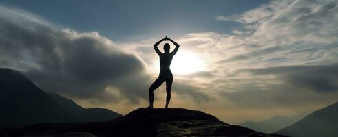 ai genererad silhuett av en kvinna praktiserande yoga i de topp med berg bakgrund. ai genererad foto