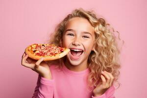 ai genererad glad flicka med pizza i henne hand rosa bakgrund foto