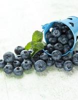 blåbär på träbakgrund foto