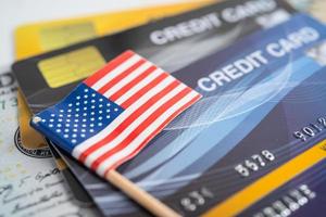 amerikanska flaggan på kreditkort. finansutveckling, bankkonto, statistik, investeringsanalytisk forskningsdataekonomi, börshandel, affärsföretagskoncept. foto