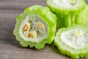 kinesisk kalebassgrönsak för att laga hälsosam mat på träbakgrund.