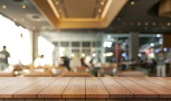 tömma trä- tabell topp med lampor bokeh på fläck restaurang bakgrund. foto