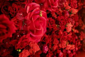 röda konstgjorda rosor foto