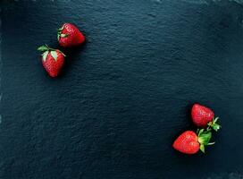 sommar fortfarande liv med färsk saftig jordgubbar foto