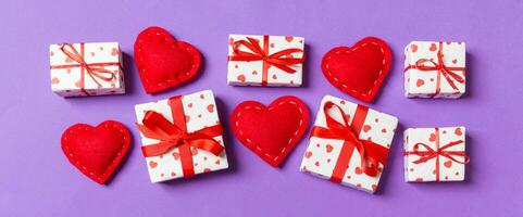 topp se färgrik valentine bakgrund tillverkad av gåva lådor och röd textil- hjärtan. hjärtans dag begrepp med kopia Plats foto