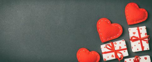 topp se av gåva lådor och röd textil- hjärtan på färgrik bakgrund. st hjärtans dag begrepp med kopia Plats foto