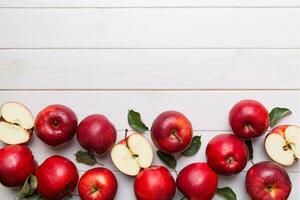 färsk röd äpplen med grön löv på trä- tabell. på trä- bakgrund. topp se fri Plats för text foto