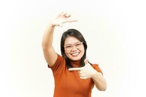 göra ram med händer av skön asiatisk kvinna isolerat på vit bakgrund foto