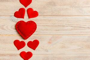 topp se av röd hjärtan på trä- bakgrund med kopia Plats. romantisk begrepp. hjärtans dag begrepp foto
