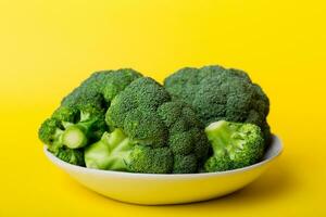 broccoli av färsk grön broccoli i skål över färgad bakgrund. , stänga upp. färsk vegetabiliska foto