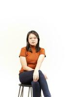 skön asiatisk kvinna skaffa sig några utgör isolerat på vit bakgrund foto