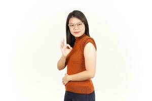 motta covid-19 anti virus vaccin i kampanj av skön asiatisk kvinna isolerat på vit foto