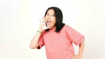 ung asiatisk kvinna skrikande och tillkännager något isolerat på vit bakgrund. foto