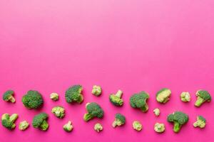 topp se färsk grön broccoli vegetabiliska på färgad bakgrund. broccoli kål huvud friska eller vegetarian mat begrepp. platt lägga. kopia Plats foto