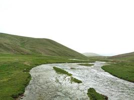 deosai nationalpark flod och molnig himmel foto