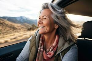 ai genererad leende grå håriga mogna kvinna i konvertibel bil ser in i distans åtnjuter berg landskap. foto