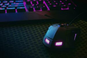 arbetsyta med en tangentbord och mus på mörk bakgrund. foto