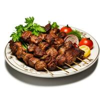 grillad kött spett, shish kebab med grönsaker på vit tallrik på vit bakgrund. foto