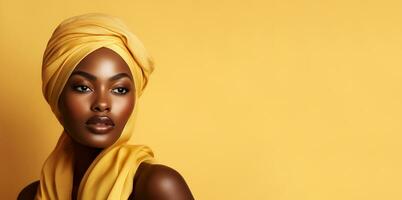 ai genererad skönhet porträtt av svart kvinna ansikte med naturlig hud, bär en vibrerande gul huvud slå in mot en matchande gul bakgrund, copy foto