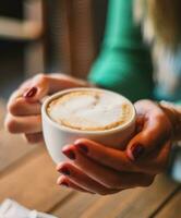 en kopp av italiensk stil kaffe med mjölk idealisk för de jul säsong foto