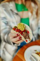 mexikansk taco tillverkad med strimlad fläsk och guacamole foto