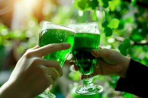 ai genererad människor toasting grön st. patrick s dag hantverk lageröl öl. ai genererad foto