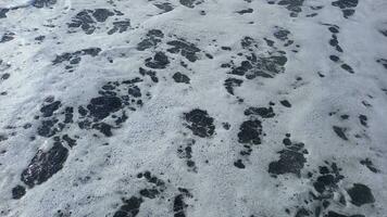 strand vatten med vit skum foto
