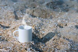 vit råna kaffe på de sand. foto