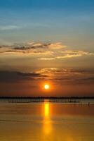 solnedgång vid sjön. foto
