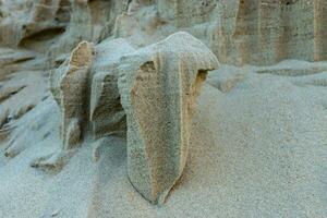 lager av sand på de strand. foto