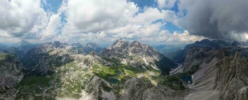 antenn se av laghi dei piani nära Tre cime di lavaredo, i de dolomiterna, Italien. skön och känd landskap för vandrare och bergsbestigare. Fantastisk sjöar i de berg. foto