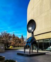 Washington dc, oss - 12.16.2023 skulptur på de i de hirshhorn museum och skulptur trädgård på oberoende aveny och sjunde gata sw foto