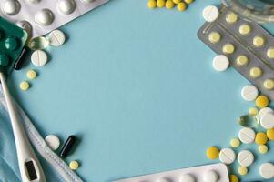 blandad farmaceutisk medicin biljard, tabletter och kapslar på blå bakgrund foto