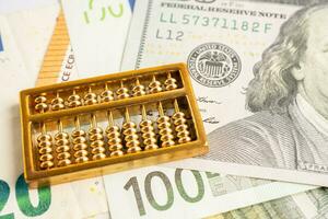 guld kulram på euro sedel pengar, ekonomi finansiera utbyta handel investering begrepp. foto