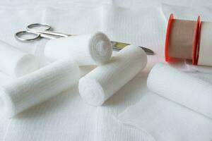 medicinsk bandage med sax och fastnar plåster. medicinsk Utrustning. foto