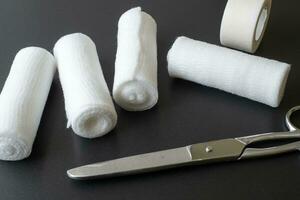 medicinsk bandage med sax och fastnar plåster. medicinsk Utrustning. foto