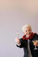 snygg mogen äldre kvinna i smoking som firar nytt år. kul, fest, stil, firande koncept foto